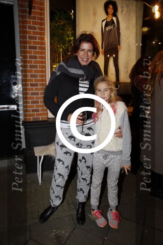 Amsterdam 20 november 2014
Opening winkel 10 days in de cornelis schuytstraat. isa Hoes met dochter Vlinder