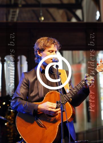Volendam 13 november 2014
Presentatie nieuwe kerst cd van de 3j\'s met Jan Dulles Jaap kwakman en Jan de Witte. Glennis Grace reikt het eerste exemplaar uit.