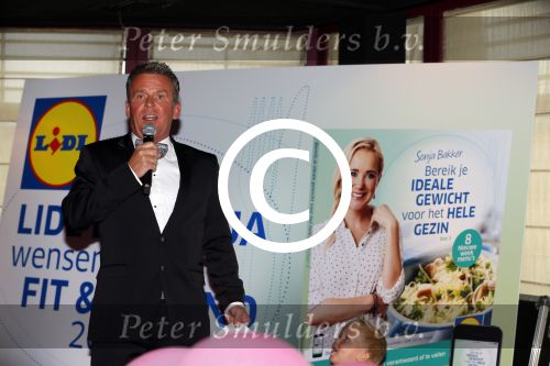 Hoorn 18 december 2014
Presentatie boek Sonja Bakker in de schouwburg van Hoorn.
Jan Reus en hun zoon Bram zijn ook aanwezig.