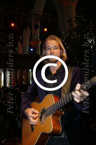 Volendam 13 november 2014
Presentatie nieuwe kerst cd van de 3j\'s met Jan Dulles Jaap kwakman en Jan de Witte. Glennis Grace reikt het eerste exemplaar uit.