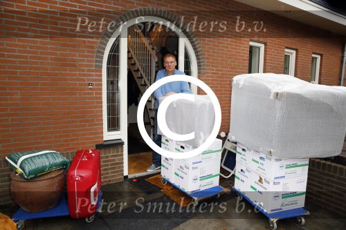 Radio Kootwijk 12 december 2014
Jan ten Hoop en zijn partner verhuizen naar hun nieuwe huis .