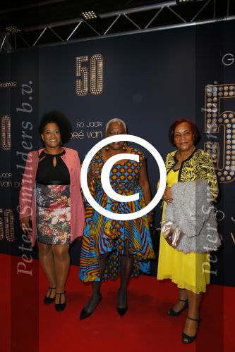 Utrecht 18 november 2014
Andre v Duin viert zijn 50 jarig artiesten bestaan in het Beatrix theater. Jetty Mathurin met dochter (L) en een vriendin