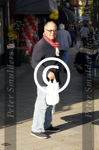 Amsterdam 1 november 2014
Joop Braakhekke doet boodschappen op de cornelis schuytstraat.