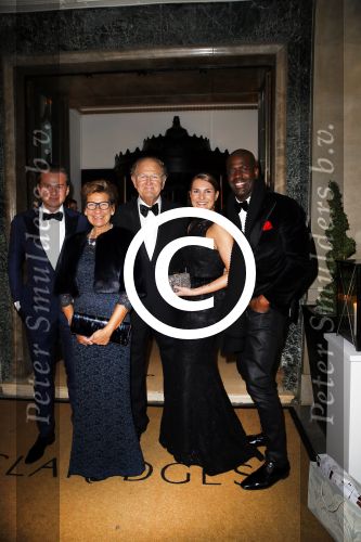 Londen 15 december 2014
Chantal Janzen en Marco Geeratz trouwen in Hotal Cafe Royal.
Het feest is s avonds in hotel Claridge\'s. Joop en janine v d Ende enn hun kinderen Iris en Vincent