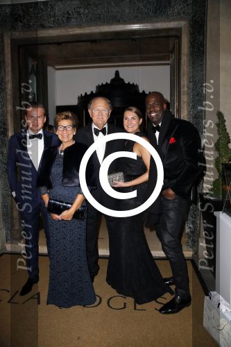 Londen 15 december 2014
Chantal Janzen en Marco Geeratz trouwen in Hotal Cafe Royal.
Het feest is s avonds in hotel Claridge\'s. Joop en janine v d Ende enn hun kinderen Iris en Vincent