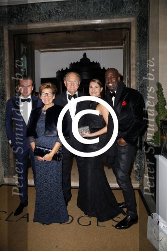 Londen 15 december 2014
Chantal Janzen en Marco Geeratz trouwen in Hotal Cafe Royal.
Het feest is s avonds in hotel Claridge\'s. Joop en janine v d Ende enn hun kinderen Iris en Vincent