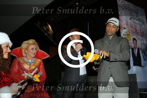 Amsterdam 2 december 2014
CD presentatie Gerard Joling in het conservatorium Hotel. Humberto Tan en Karin Bloemen reiken het eerste exemplaar uit.