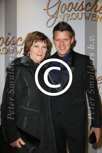 Amsterdam 1 december 2014
Premiere Gooische vrouwen 2 in het nieuwe de la mar met in de hoofdrollen Linda de Mol Lies Visschedijk Tjitske Reijdinga en Susan Visser. Kees Tol met zijn moeder