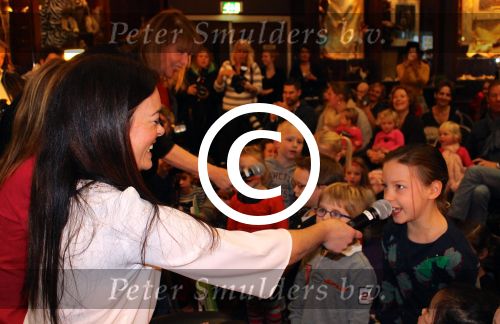 Amersfoort 9 november 2014
Boekpresentatie Dierendorpje door Kim-Lian van der Meij, partner Daniel Gibson en kinderen Sean en Ronja