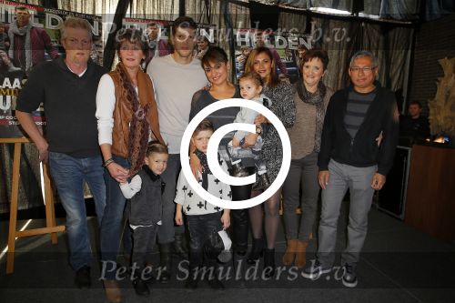 Ridderkerk 10 november 2014
Presentatie Helden met oa Klaasjan Huntelaar met vrouw en kinderen bij v d Valk. Klaasjan met vrouw Maddy kinderen ouders schoonouders en schoonzus