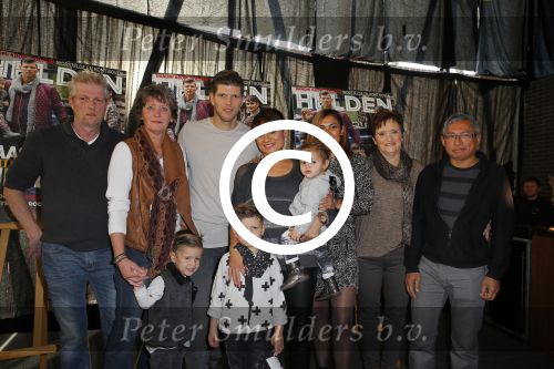 Ridderkerk 10 november 2014
Presentatie Helden met oa Klaasjan Huntelaar met vrouw en kinderen bij v d Valk. Klaasjan met vrouw Maddy kinderen ouders schoonouders en schoonzus
