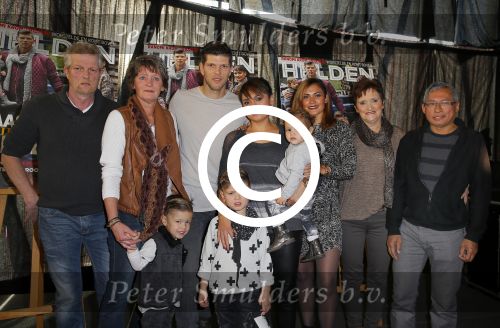 Ridderkerk 10 november 2014
Presentatie Helden met oa Klaasjan Huntelaar met vrouw en kinderen bij v d Valk. Klaasjan met vrouw Maddy kinderen ouders schoonouders en schoonzus