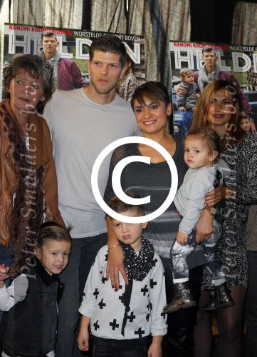 Ridderkerk 10 november 2014
Presentatie Helden met oa Klaasjan Huntelaar met vrouw en kinderen bij v d Valk. Klaasjan met vrouw Maddy kinderen ouders schoonouders en schoonzus