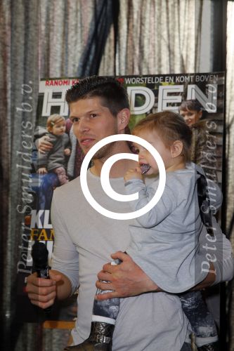 Ridderkerk 10 november 2014
Presentatie Helden met oa Klaasjan Huntelaar met vrouw en kinderen bij v d Valk.