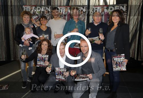 Ridderkerk 10 november 2014
Presentatie Helden met oa Klaasjan Huntelaar met vrouw en kinderen bij v d Valk. Frits en Barbara Barend en Gertjan Verbeek met Rinus Israel Daphne Koster en Alfred Schreuder met vrouw