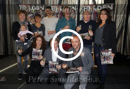 Ridderkerk 10 november 2014
Presentatie Helden met oa Klaasjan Huntelaar met vrouw en kinderen bij v d Valk. Frits en Barbara Barend en Gertjan Verbeek met Rinus Israel Daphne Koster en Alfred Schreuder met vrouw