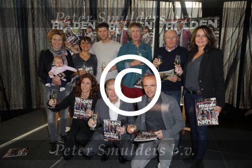 Ridderkerk 10 november 2014
Presentatie Helden met oa Klaasjan Huntelaar met vrouw en kinderen bij v d Valk. Frits en Barbara Barend en Gertjan Verbeek met Rinus Israel Daphne Koster en Alfred Schreuder met vrouw