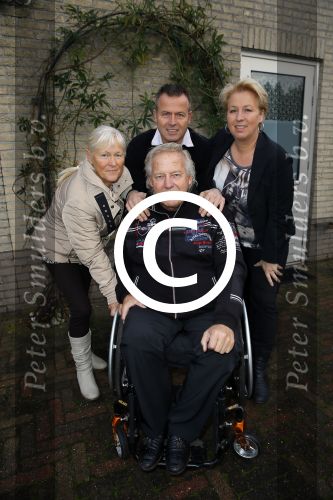 Harderwijk 13 november 2014
Corry Konings reikt de erste cd aan Koos Alberts uit . De presentatie vindt plaats bij Koos thuis in de tuin in aanwezigheid van fans en collega\'s. koos met joke en kinderen Christa en Dave
