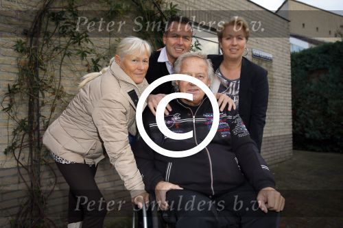 Harderwijk 13 november 2014
Corry Konings reikt de erste cd aan Koos Alberts uit . De presentatie vindt plaats bij Koos thuis in de tuin in aanwezigheid van fans en collega\'s. koos met joke en kinderen Christa en Dave