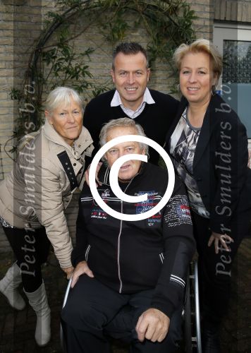 Harderwijk 13 november 2014
Corry Konings reikt de erste cd aan Koos Alberts uit . De presentatie vindt plaats bij Koos thuis in de tuin in aanwezigheid van fans en collega\'s. koos met joke en kinderen Christa en Dave