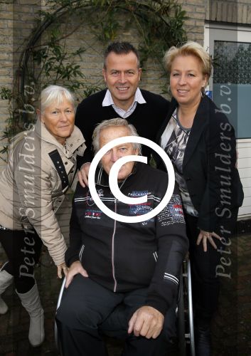 Harderwijk 13 november 2014
Corry Konings reikt de erste cd aan Koos Alberts uit . De presentatie vindt plaats bij Koos thuis in de tuin in aanwezigheid van fans en collega\'s. koos met joke en kinderen Christa en Dave