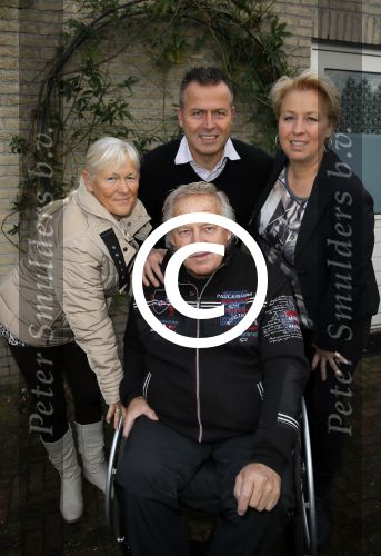 Harderwijk 13 november 2014
Corry Konings reikt de erste cd aan Koos Alberts uit . De presentatie vindt plaats bij Koos thuis in de tuin in aanwezigheid van fans en collega\'s. koos met joke en kinderen Christa en Dave