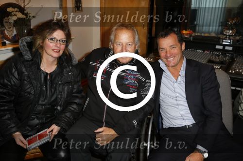 Harderwijk 13 november 2014
Corry Konings reikt de erste cd aan Koos Alberts uit . De presentatie vindt plaats bij Koos thuis in de tuin in aanwezigheid van fans en collega\'s. John de Bever
