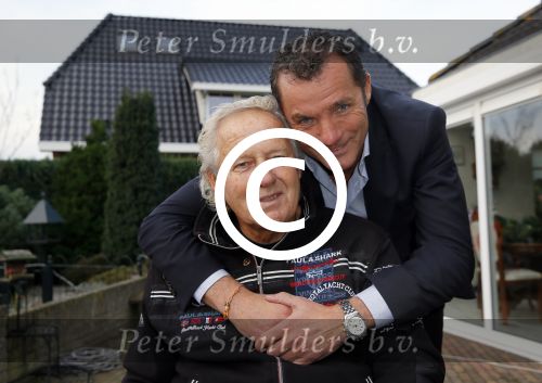 Harderwijk 13 november 2014
Corry Konings reikt de erste cd aan Koos Alberts uit . De presentatie vindt plaats bij Koos thuis in de tuin in aanwezigheid van fans en collega\'s. John de Bever