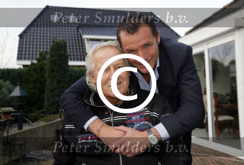 Harderwijk 13 november 2014
Corry Konings reikt de erste cd aan Koos Alberts uit . De presentatie vindt plaats bij Koos thuis in de tuin in aanwezigheid van fans en collega\'s. John de Bever