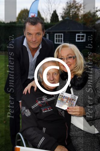Harderwijk 13 november 2014
Corry Konings reikt de erste cd aan Koos Alberts uit . De presentatie vindt plaats bij Koos thuis in de tuin in aanwezigheid van fans en collega\'s. John de Bever