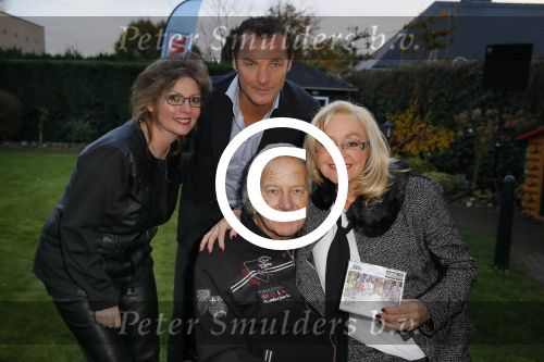 Harderwijk 13 november 2014
Corry Konings reikt de erste cd aan Koos Alberts uit . De presentatie vindt plaats bij Koos thuis in de tuin in aanwezigheid van fans en collega\'s. John de Bever
