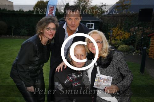 Harderwijk 13 november 2014
Corry Konings reikt de erste cd aan Koos Alberts uit . De presentatie vindt plaats bij Koos thuis in de tuin in aanwezigheid van fans en collega\'s. John de Bever