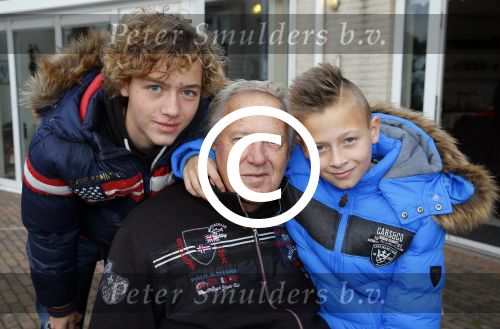 Harderwijk 13 november 2014
Corry Konings reikt de erste cd aan Koos Alberts uit . De presentatie vindt plaats bij Koos thuis in de tuin in aanwezigheid van fans en collega\'s. Koos met kleinkinderen