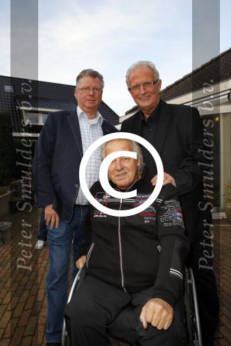 Harderwijk 13 november 2014
Corry Konings reikt de erste cd aan Koos Alberts uit . De presentatie vindt plaats bij Koos thuis in de tuin in aanwezigheid van fans en collega\'s. koos met Emiel Hartkamp en Leo Lucassen
