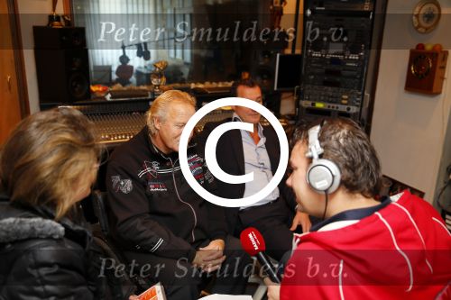 Harderwijk 13 november 2014
Corry Konings reikt de erste cd aan Koos Alberts uit . De presentatie vindt plaats bij Koos thuis in de tuin in aanwezigheid van fans en collega\'s.
