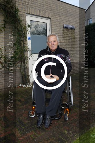 Harderwijk 13 november 2014
Corry Konings reikt de erste cd aan Koos Alberts uit . De presentatie vindt plaats bij Koos thuis in de tuin in aanwezigheid van fans en collega\'s.