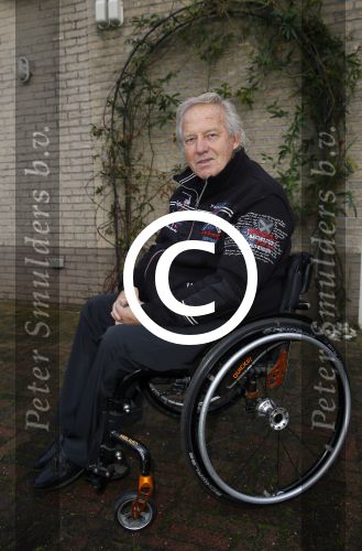 Harderwijk 13 november 2014
Corry Konings reikt de erste cd aan Koos Alberts uit . De presentatie vindt plaats bij Koos thuis in de tuin in aanwezigheid van fans en collega\'s.
