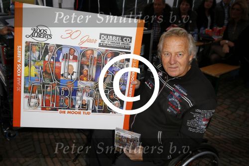 Harderwijk 13 november 2014
Corry Konings reikt de erste cd aan Koos Alberts uit . De presentatie vindt plaats bij Koos thuis in de tuin in aanwezigheid van fans en collega\'s.