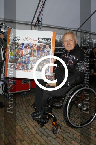 Harderwijk 13 november 2014
Corry Konings reikt de erste cd aan Koos Alberts uit . De presentatie vindt plaats bij Koos thuis in de tuin in aanwezigheid van fans en collega\'s.