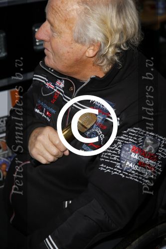 Harderwijk 13 november 2014
Corry Konings reikt de erste cd aan Koos Alberts uit . De presentatie vindt plaats bij Koos thuis in de tuin in aanwezigheid van fans en collega\'s.