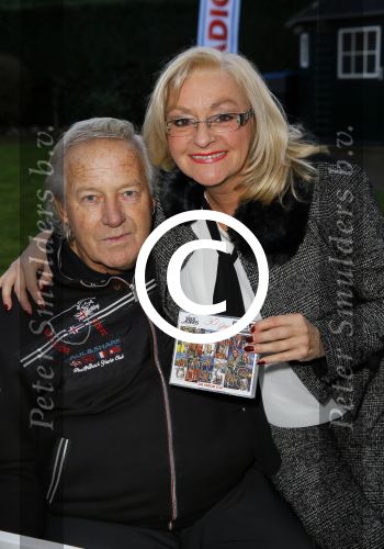 Harderwijk 13 november 2014
Corry Konings reikt de erste cd aan Koos Alberts uit . De presentatie vindt plaats bij Koos thuis in de tuin in aanwezigheid van fans en collega\'s.