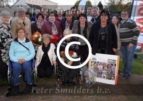 Harderwijk 13 november 2014
Corry Konings reikt de erste cd aan Koos Alberts uit . De presentatie vindt plaats bij Koos thuis in de tuin in aanwezigheid van fans en collega\'s.