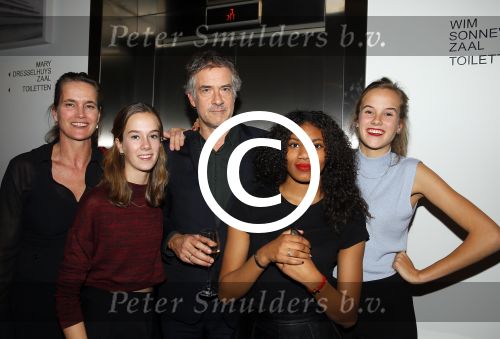 Amsterdam 1 december 2014
Premiere Gooische vrouwen 2 in het nieuwe de la mar met in de hoofdrollen Linda de Mol Lies Visschedijk Tjitske Reijdinga en Susan Visser. Leopold Witte met vrouw en kinderen