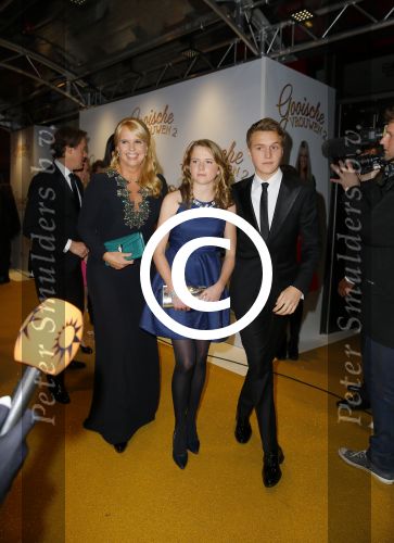 Amsterdam 1 december 2014
Premiere Gooische vrouwen 2 in het nieuwe de la mar met in de hoofdrollen Linda de Mol Lies Visschedijk Tjitske Reijdinga en Susan Visser. Linda met Jeroen Rietbergen en kinderen Noah en Julian