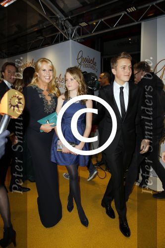 Amsterdam 1 december 2014
Premiere Gooische vrouwen 2 in het nieuwe de la mar met in de hoofdrollen Linda de Mol Lies Visschedijk Tjitske Reijdinga en Susan Visser. Linda met Jeroen Rietbergen en kinderen Noah en Julian