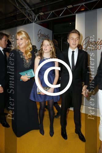 Amsterdam 1 december 2014
Premiere Gooische vrouwen 2 in het nieuwe de la mar met in de hoofdrollen Linda de Mol Lies Visschedijk Tjitske Reijdinga en Susan Visser. Linda met Jeroen Rietbergen en kinderen Noah en Julian