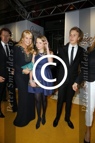 Amsterdam 1 december 2014
Premiere Gooische vrouwen 2 in het nieuwe de la mar met in de hoofdrollen Linda de Mol Lies Visschedijk Tjitske Reijdinga en Susan Visser. Linda met Jeroen Rietbergen en kinderen Noah en Julian