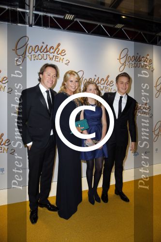 Amsterdam 1 december 2014
Premiere Gooische vrouwen 2 in het nieuwe de la mar met in de hoofdrollen Linda de Mol Lies Visschedijk Tjitske Reijdinga en Susan Visser. Linda met Jeroen Rietbergen en kinderen Noah en Julian