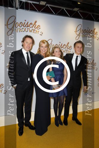 Amsterdam 1 december 2014
Premiere Gooische vrouwen 2 in het nieuwe de la mar met in de hoofdrollen Linda de Mol Lies Visschedijk Tjitske Reijdinga en Susan Visser. Linda met Jeroen Rietbergen en kinderen Noah en Julian