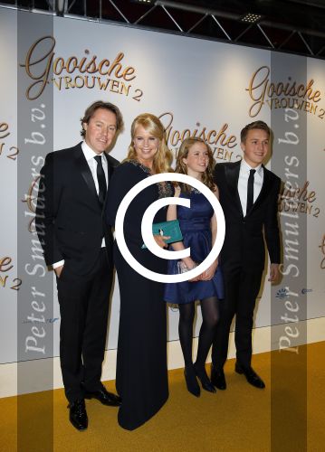 Amsterdam 1 december 2014
Premiere Gooische vrouwen 2 in het nieuwe de la mar met in de hoofdrollen Linda de Mol Lies Visschedijk Tjitske Reijdinga en Susan Visser. Linda met Jeroen Rietbergen en kinderen Noah en Julian